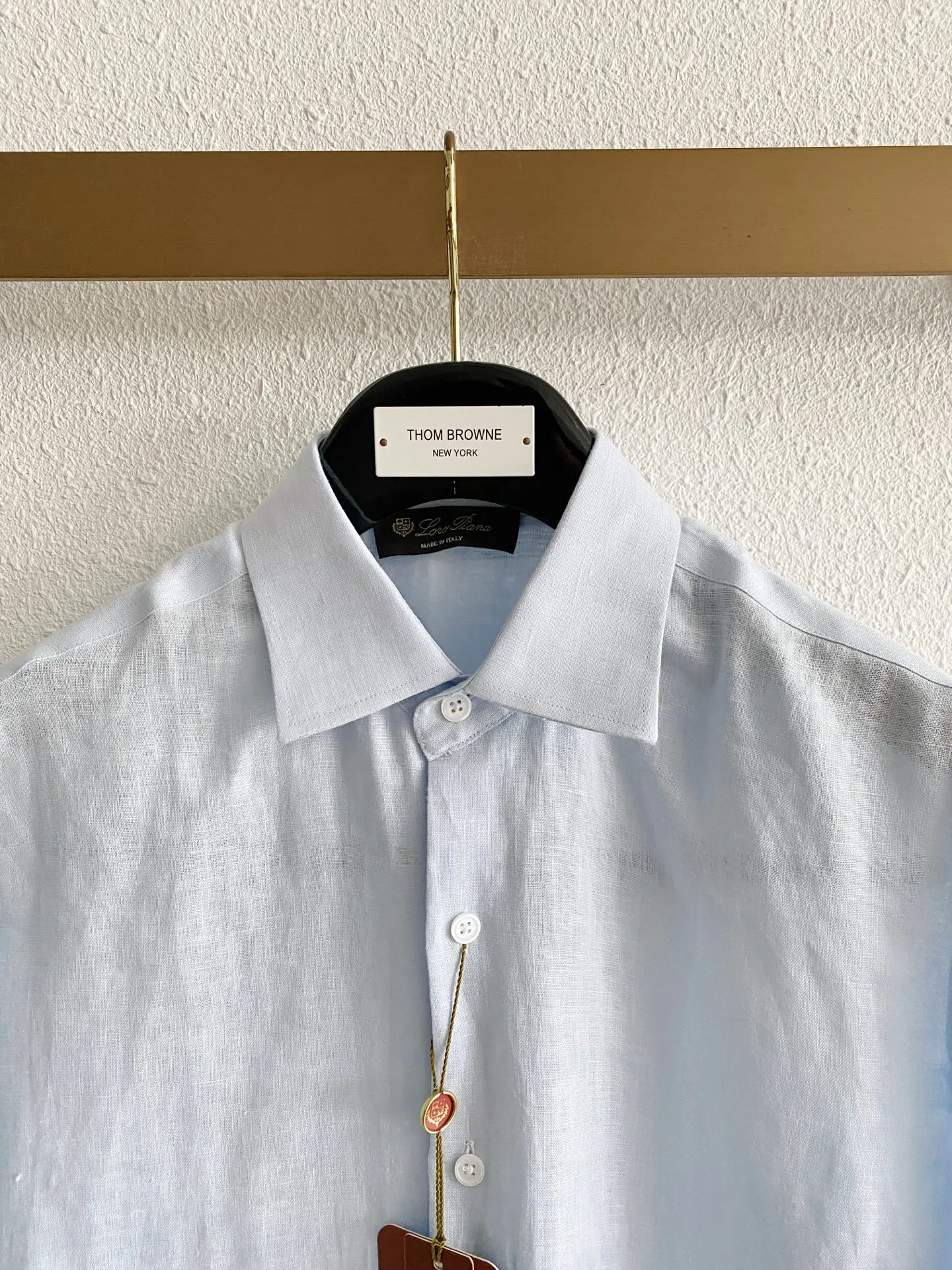 Loro Piana pure linen quiet luxury long-sleeved shirt Fabric: Select high-grade natural linen fabrics, retaining the original and delicate fabric texture of linen, with a soft matte texture, in line with the Italian style of low-key quiet luxury; The fabric has rich pores and excellent Breathable heat dissipation performance. In midsummer, the upper body can quickly dissipate body surface heat, making daily travel less prone to sweating and sticky skin; Native linen will produce natural light wrinkles, creating a casual and relaxed wearing atmosphere. The fabric has been pre-processed and optimized, and the rough and itchy feeling has been greatly weakened, making it comfortable to wear against the skin. The color fastness of the fabric has been controlled, and light colors are less prone to yellowing and dullness after repeated washing and care. Style and details: It adopts an elegant Italian small square collar with built-in shaping technology, which is not easy to fall and deform after daily wear and cleaning; the buttoned neckline is suitable for light business scenes, and you can switch to daily casual style by loosening the two upper buttons; the tailoring adopts a slightly loose shoulder version, which is very tolerant for figures with slippery shoulders, large shoulder width, and fat on the waist and abdomen. The shoulders are neatly routed, and the upper body does not feel tight and restrictive; The buttons on the placket are neatly arranged, and the wiring is fine and concealed. There is no conspicuously exposed brand logo, and the details are restrained and restrained; the regular-length long-sleeved cuffs can be folded freely, which can create different looks; the arc-shaped hem design is suitable for multiple wearing methods. It can be worn neatly and smartly when tucked into trousers, while the hem can be worn outside for a lazy and comfortable look. Color selection: Light sky blue: The tone is fresh and clear, with outstanding visual cooling effect. It is suitable for spring and summer seasons. It is suitable for all types of Light Gray, Khaki, and White bottoms. It is refreshing and neat for commuting, and suitable for more formal travel occasions; Oatmeal: the natural color of linen, with a warm and soft texture, stronger stain resistance, and a higher fault tolerance rate for daily wear. It is suitable for leisure travel, daily shopping and other scenes, and has a strong sense of old money. Sizes:M-4XL